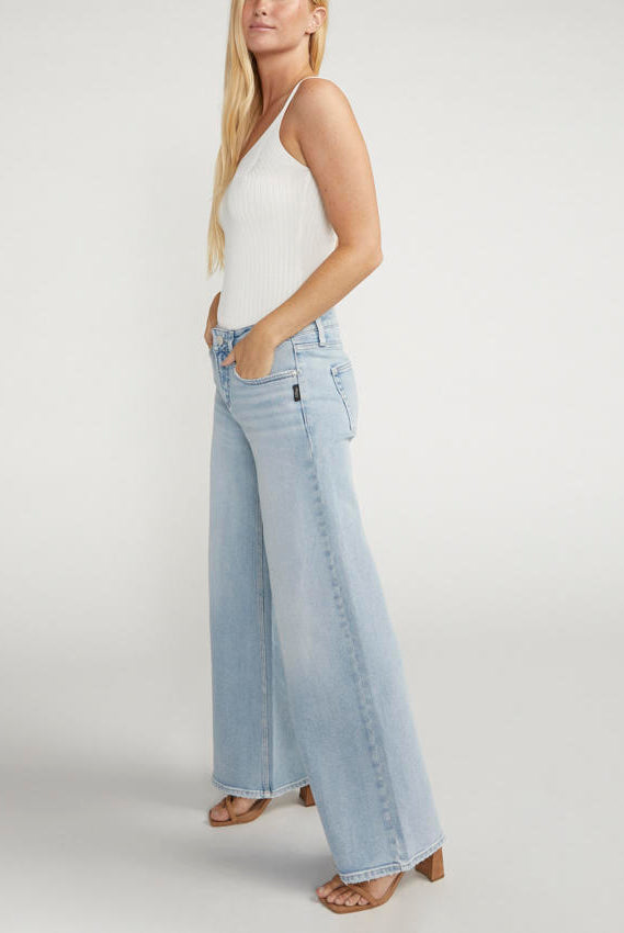 Silver Jeans Suki Curvy Fit Mid Rise Wide Leg Jean In Light Indigo-Jeans-Silver Jeans-Deja Nu Boutique, Women's Fashion Boutique in Lampasas, Texas