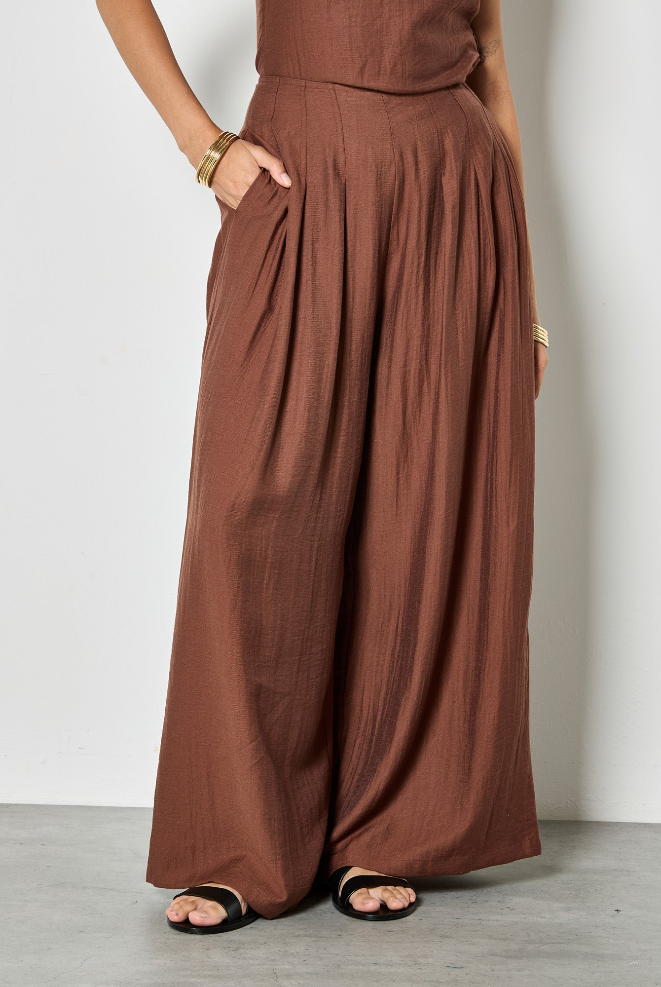 Apricot 3 Pleat Text Twill Wide Leg Trousers in Brown-trousers-Apricot-Deja Nu Boutique, Women's Fashion Boutique in Lampasas, Texas