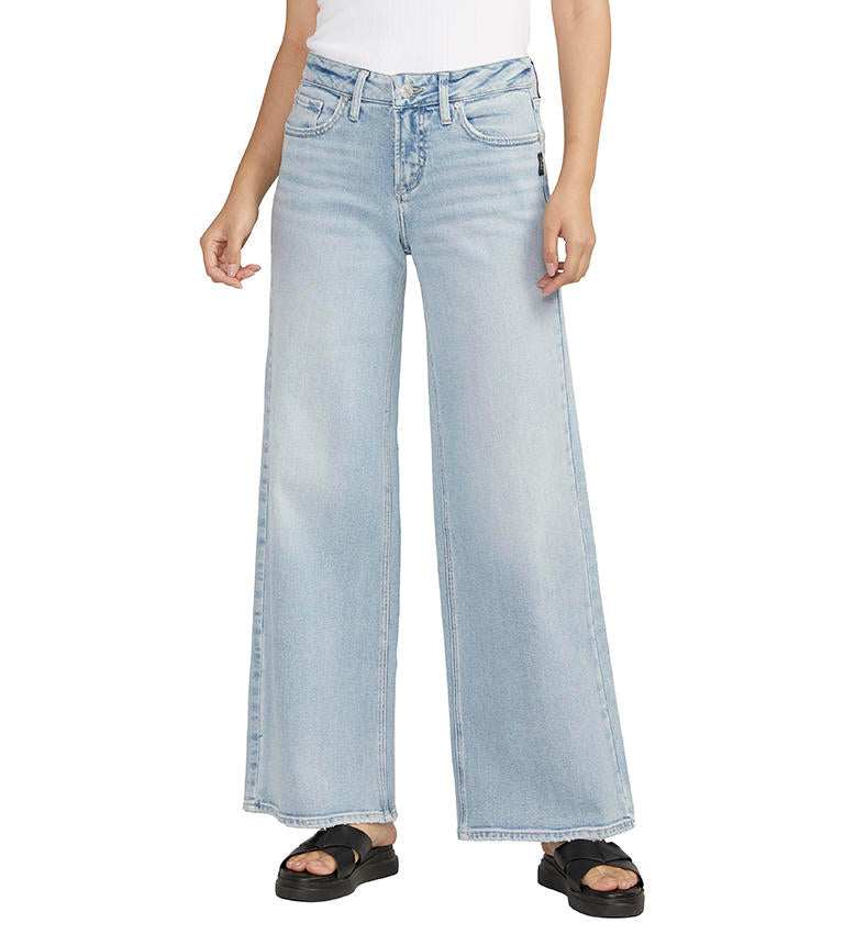 Silver Jeans Suki Curvy Fit Mid Rise Wide Leg Jean In Light Indigo-Jeans-Silver Jeans-Deja Nu Boutique, Women's Fashion Boutique in Lampasas, Texas