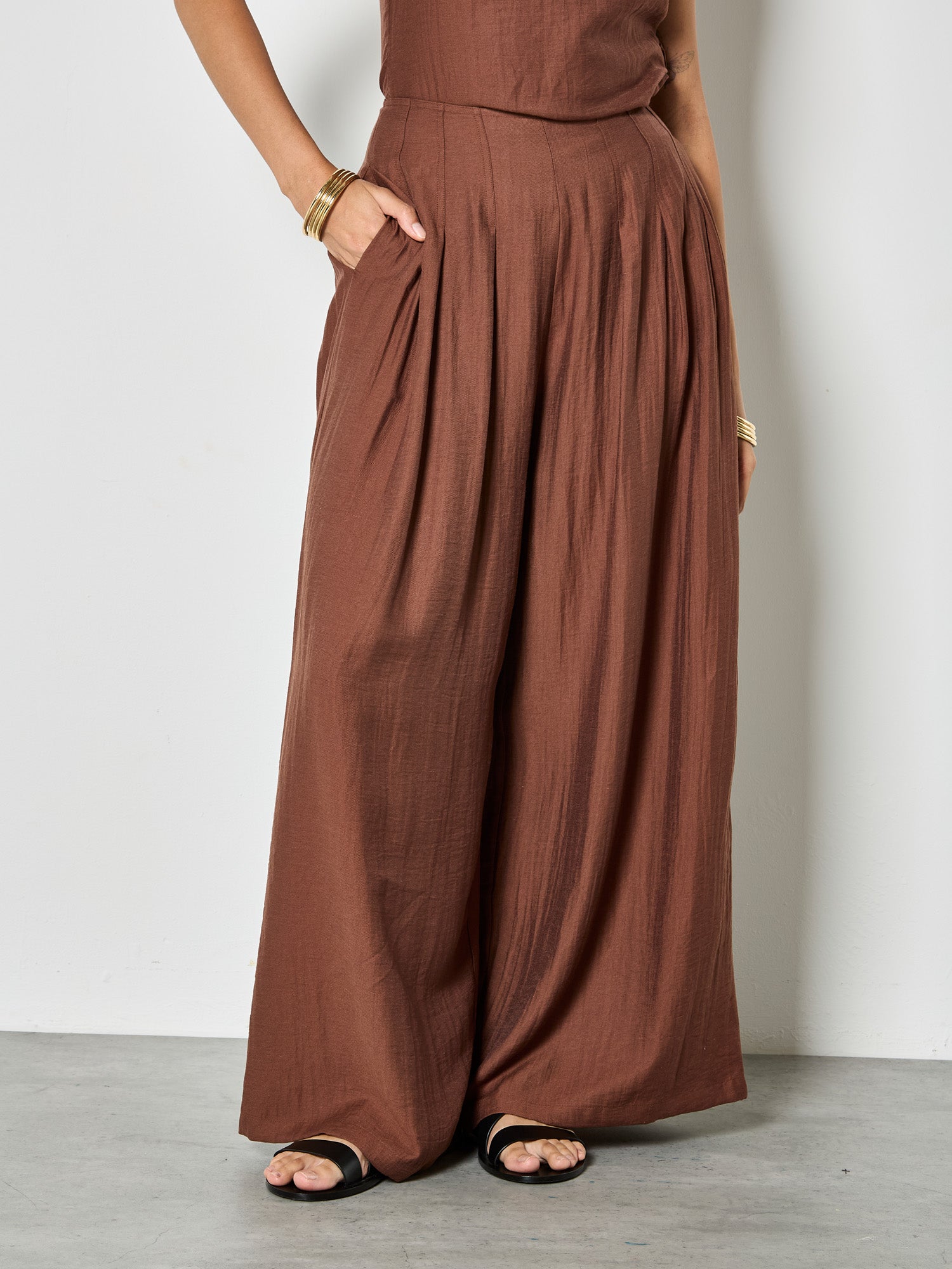 Apricot 3 Pleat Text Twill Wide Leg Trousers in Brown-trousers-Apricot-Deja Nu Boutique, Women's Fashion Boutique in Lampasas, Texas